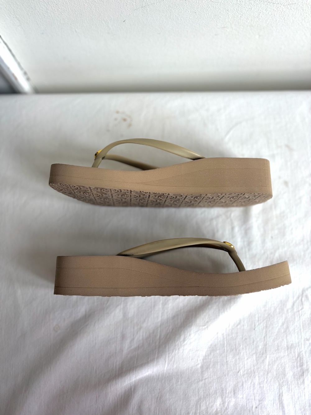 Tory Burch Taupe Thin Wedge Platform Flip Flops Sandals Gold Logo - Picture 15 of 15